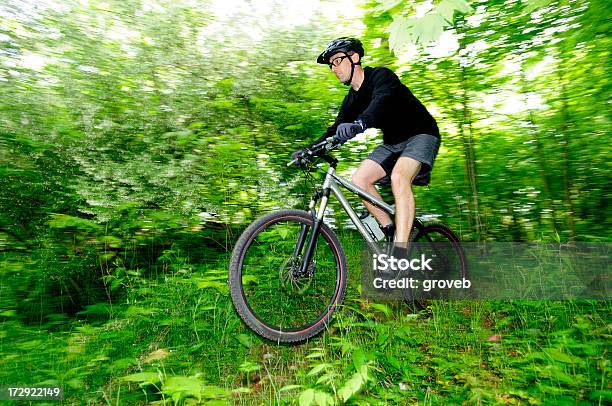 Photo libre de droit de Montagne Vélo Cycliste Un Saut Dans Les Bois banque d'images et plus d'images libres de droit de Activité - Activité, Activité de loisirs, Activité de plein air