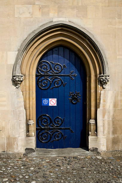 keine parkmöglichkeiten vor blue door - door church norwich blue stock-fotos und bilder