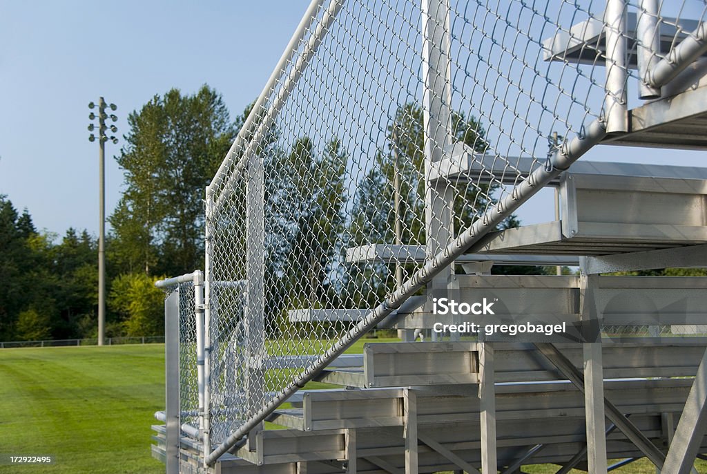 High school soportes de campo de fútbol americano - Foto de stock de Campo - Lugar deportivo libre de derechos