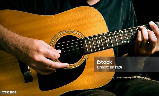 Tocar Guitarra - Fotografias de stock e mais imagens de Aparelhagem de Áudio - Aparelhagem de Áudio, Arte, Arte, Cultura e Espetáculo