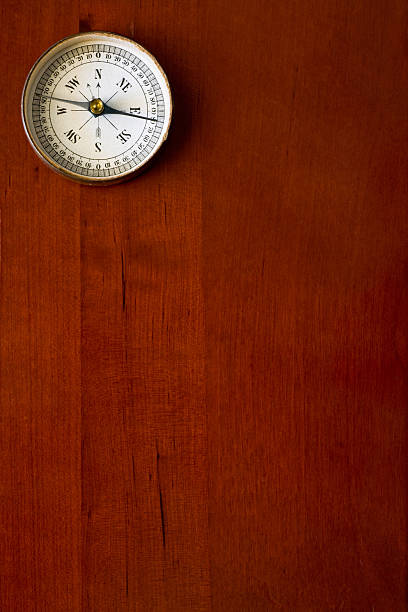 bússola antigo na mesa de madeira - compass direction antique guidance imagens e fotografias de stock