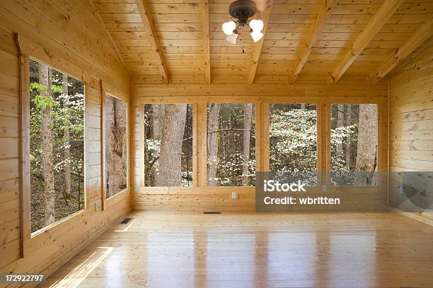 Compradores Querido Foto de stock y más banco de imágenes de Cabaña de madera - Cabaña de madera, Interior, Rústico