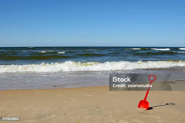 Zabawka Na Plaży - zdjęcia stockowe i więcej obrazów Bez ludzi - Bez ludzi, Chmura, Czerwony