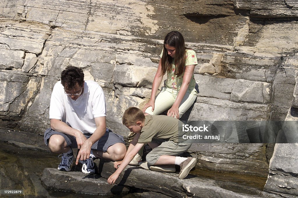 Padre e bambini che giocano sulla spiaggia - Foto stock royalty-free di 10-11 anni