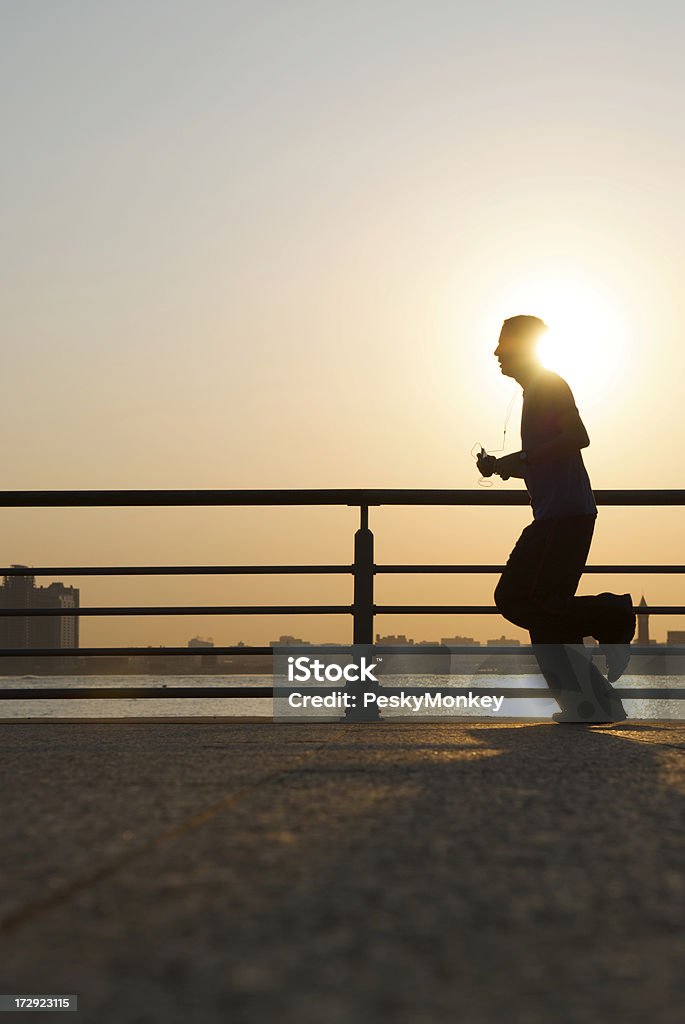 Coucher de soleil Silhouette de survêtement avec écouteurs - Photo de Activité libre de droits