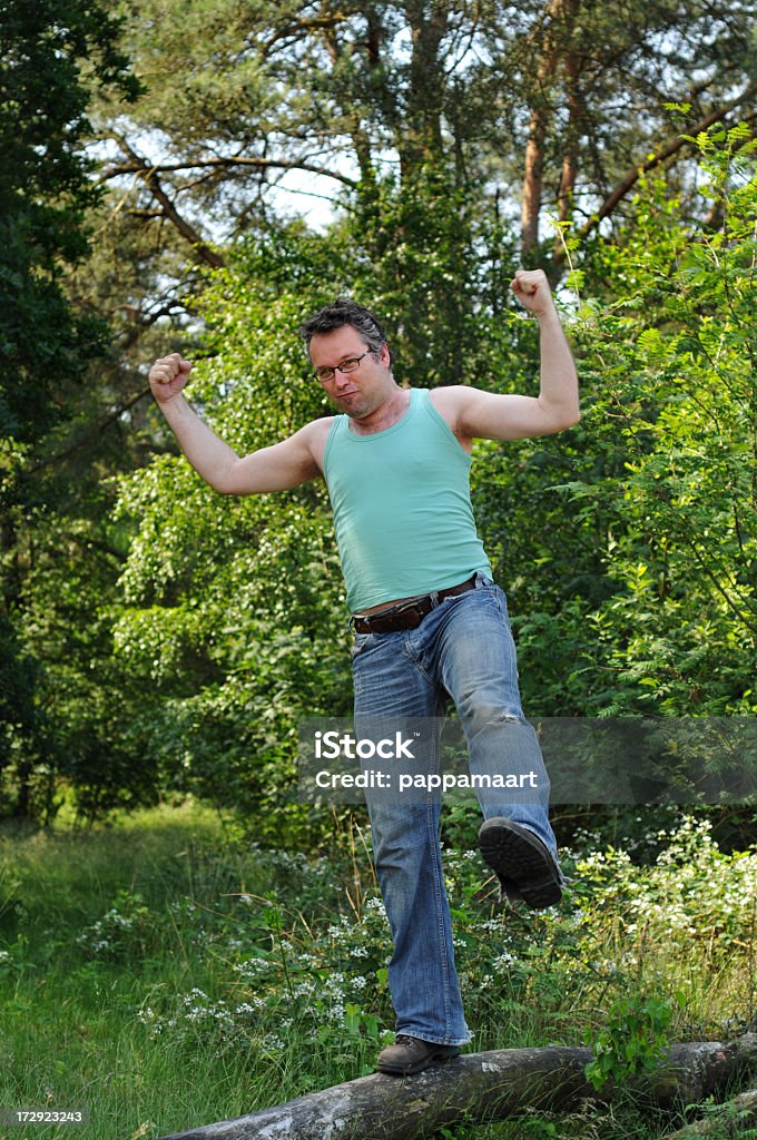 Aktywne człowiek z jego mięśnie podczas ćwiczeń na zewnątrz - Zbiór zdjęć royalty-free (30-39 lat)