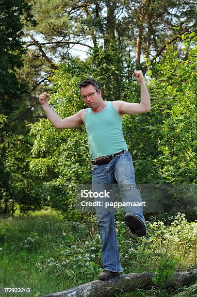 Foto de Active Homem Mostrando Seus Músculos Durante O Exercício Ao Ar Livre e mais fotos de stock de 30 Anos