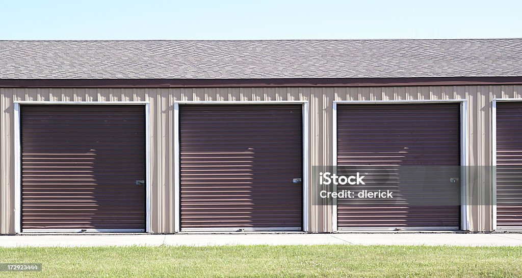 Puertas de garaje individuales puertos - Foto de stock de Autoalmacenaje libre de derechos