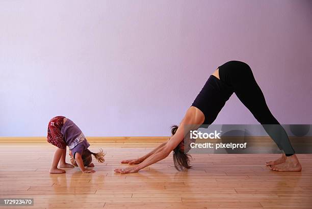 Yoga Stockfoto und mehr Bilder von Yoga - Yoga, Mutter, Kind