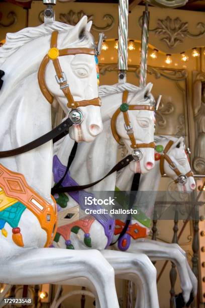 Marrygo Round Di Cavalli - Fotografie stock e altre immagini di Arte, Cultura e Spettacolo - Arte, Cultura e Spettacolo, Bambino, Carnevale scolastico