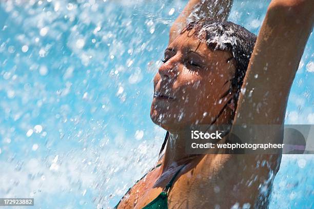 Frau Im Wasser Xxl Stockfoto und mehr Bilder von Arme hoch - Arme hoch, Augen geschlossen, Eine Frau allein