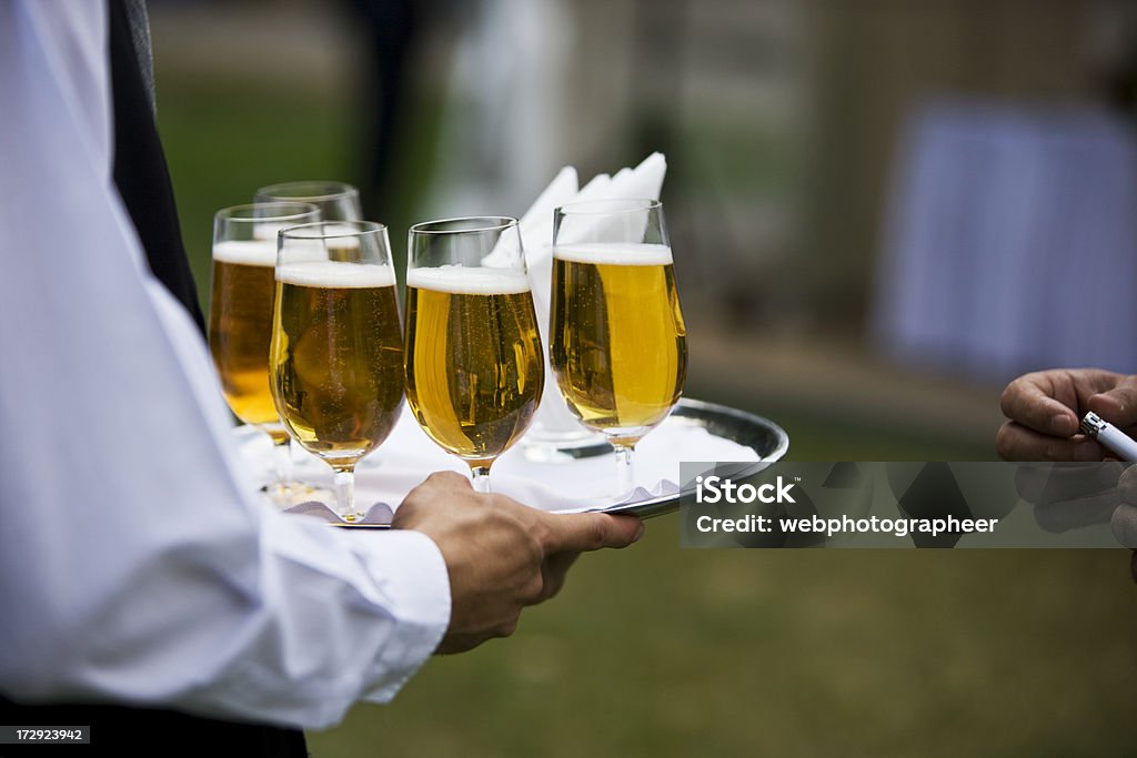 Cerveja de servir - Royalty-free Adulto Foto de stock