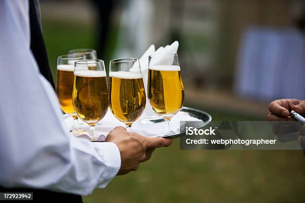 Cerveja De Servir - Fotografias de stock e mais imagens de Adulto - Adulto, Ao Ar Livre, Bebida