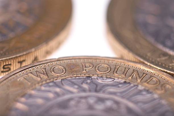 três moedas de duas libras - two pound coin imagens e fotografias de stock