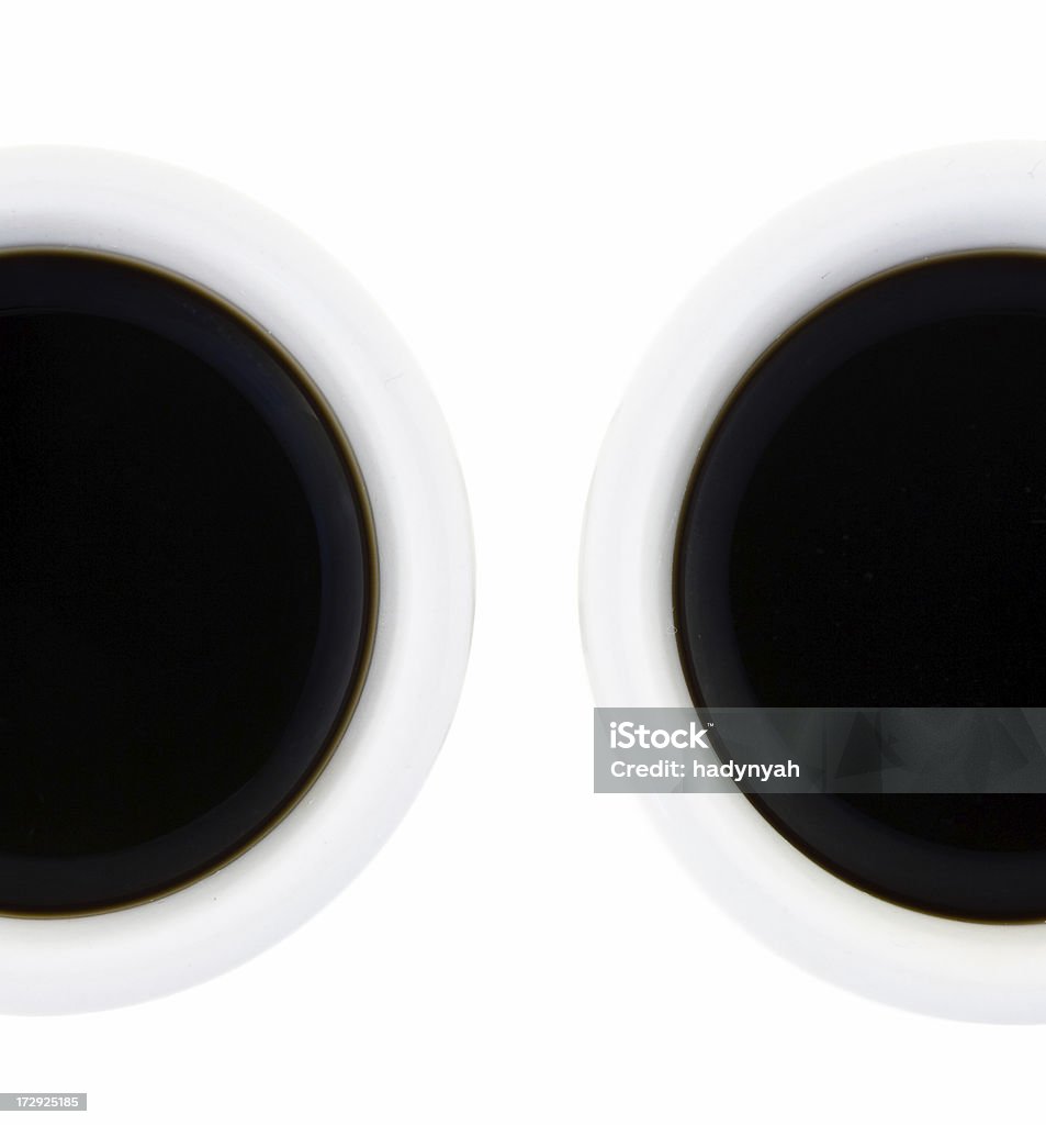 Dwie szklanki z silne, czarna kawa na białym tle - Zbiór zdjęć royalty-free (Bez ludzi)