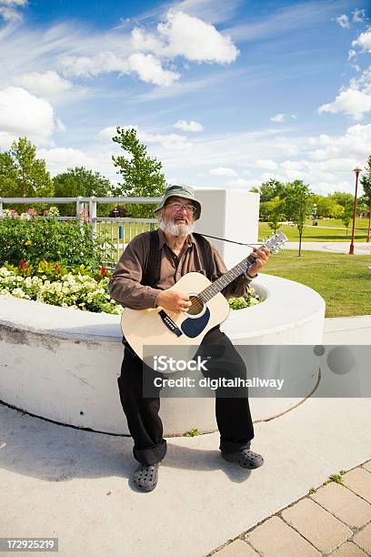 Als Straßenmusikant Stockfoto und mehr Bilder von Gitarre - Gitarre, Senioren - Männer, Akustikgitarre