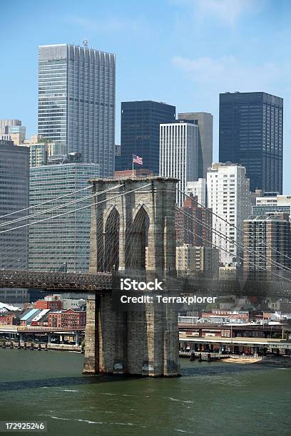 Na Panoramę Nowego Jorku I Most Brookliński - zdjęcia stockowe i więcej obrazów Ameryka Północna - Ameryka Północna, Amerykańska flaga, Architektura