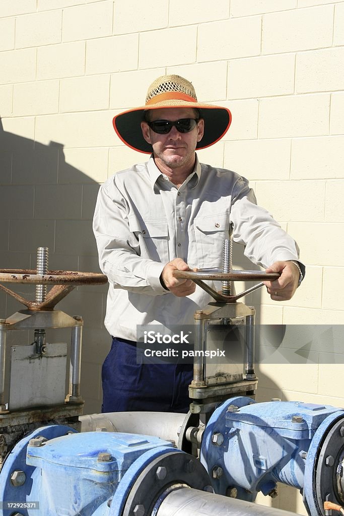 Trabajador de mantenimiento en planta de tratamiento de agua - Foto de stock de Aguas residuales libre de derechos