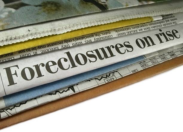 foreclosures en aumento - bankruptcy foreclosure foreclose newspaper fotografías e imágenes de stock