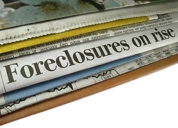 foreclosures na origem - bankruptcy foreclosure foreclose newspaper imagens e fotografias de stock