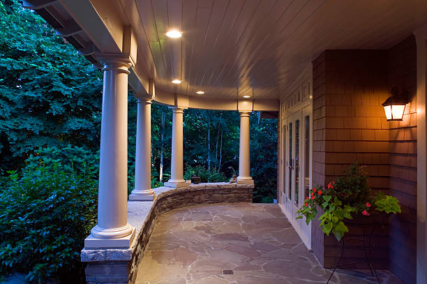 cabaña verandah al atardecer - sconce fotografías e imágenes de stock