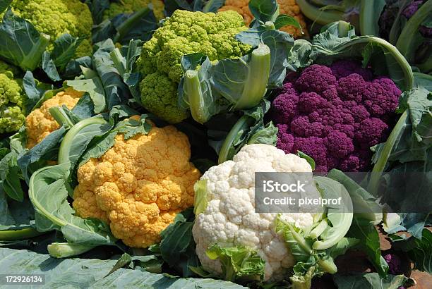 Bunte Cauliflowers Stockfoto und mehr Bilder von Blumenkohl - Blumenkohl, Rosa, Bauernmarkt