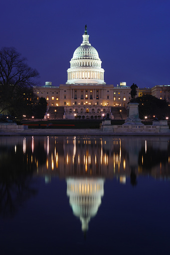 EE. UU. Capitolio por la noche, y reflejo en el agua photo