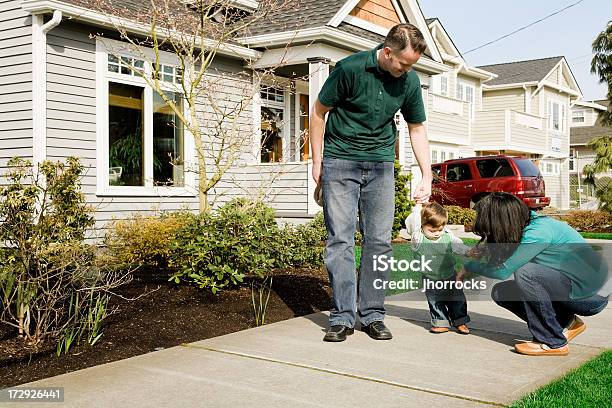 Neighborhood Família - Fotografias de stock e mais imagens de Andar - Andar, Casal, Comunidade