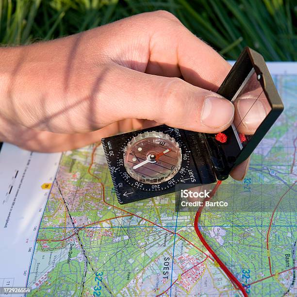 Hombre Joven Descubre El Mapa Con Brújula Foto de stock y más banco de imágenes de Aire libre - Aire libre, Aventura, Brújula