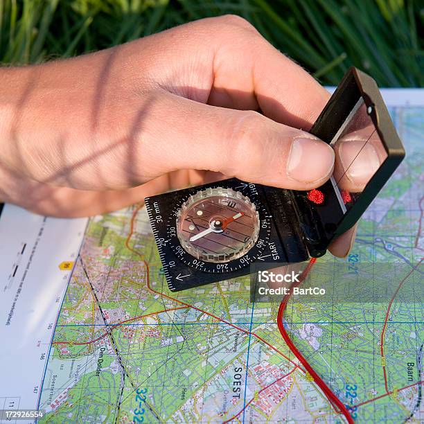 Giovane Uomo È Scoprire La Mappa Bussola - Fotografie stock e altre immagini di Ambientazione esterna - Ambientazione esterna, Avventura, Bussola magnetica