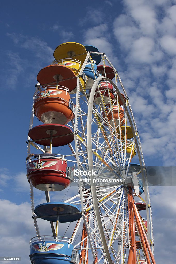 Roda-gigante e nuvens. - Foto de stock de Atração de Parque de Diversão royalty-free