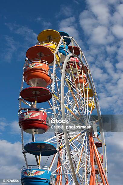 Foto de Rodagigante E Nuvens e mais fotos de stock de Atração de Parque de Diversão - Atração de Parque de Diversão, Conceito, Céu - Fenômeno natural