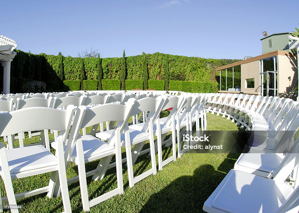 Sedie In fila al matrimonio - Foto stock royalty-free di Ambientazione esterna