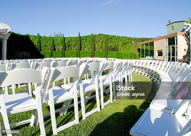 Sedie In Fila Al Matrimonio - Fotografie stock e altre immagini di Ambientazione esterna - Ambientazione esterna, Bianco, Blu