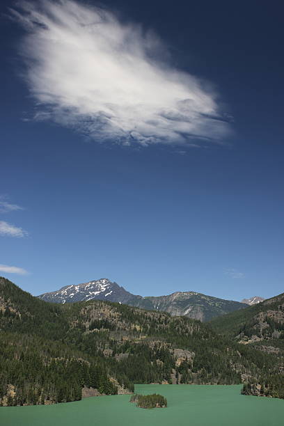 노르트 캐스케이드 엘 디아블로 레이브 클라우드 - north cascades national park washington state northern cascade range mountain pass 뉴스 사진 이미지