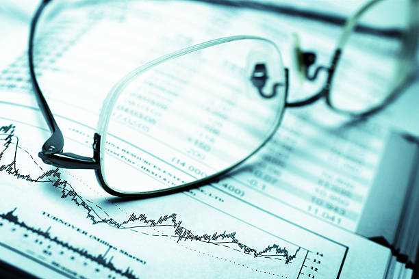 financial di ricerca - glasses stock market finance newspaper foto e immagini stock