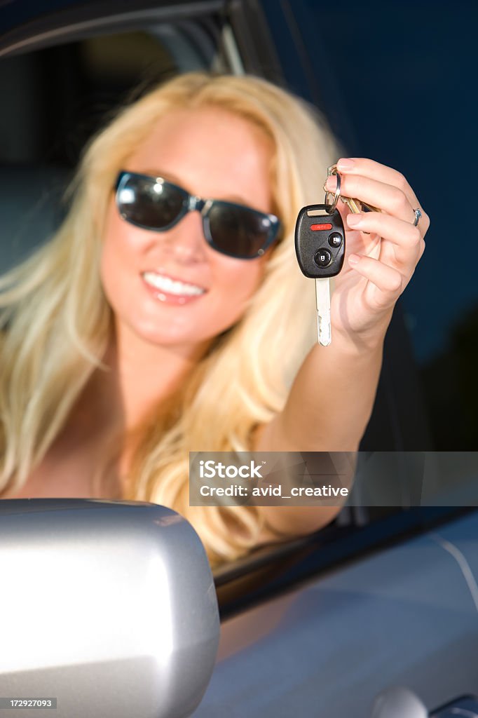 Chica feliz mostrando las llaves de coche nuevo - Foto de stock de 20 a 29 años libre de derechos