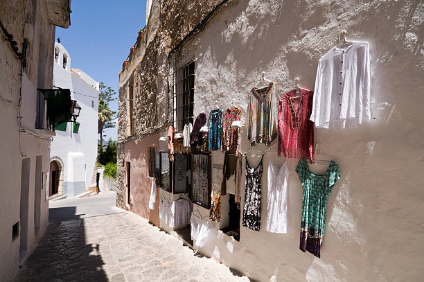 angesagte kleidung shop-ibiza - ibiza town stock-fotos und bilder