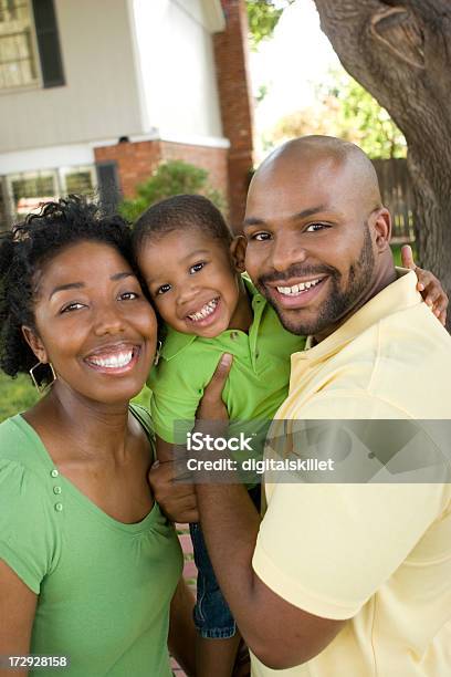 ハッピー Arican アメリカンファミリー - アフリカ系アメリカ人のストックフォトや画像を多数ご用意 - アフリカ系アメリカ人, 家族, 屋外