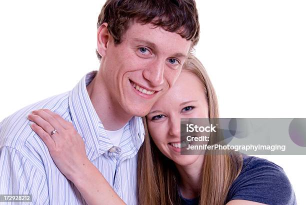 Foto de Casal Jovem e mais fotos de stock de Abraçar - Abraçar, Casal, Felicidade