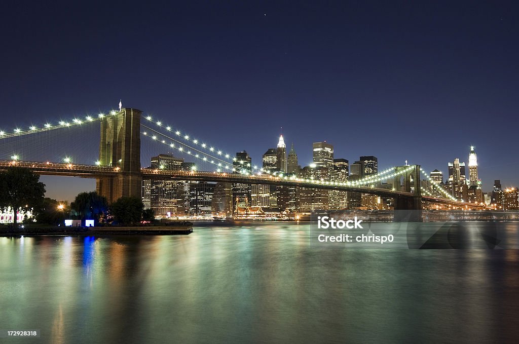 New York-Ponte di Brooklyn e Manhattan di notte - Foto stock royalty-free di Acqua