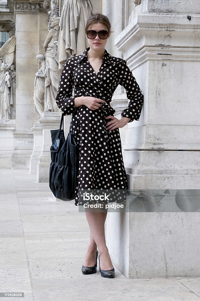 부과하는 젊은 여자 파리 - 로열티 프리 가방 스톡 사진