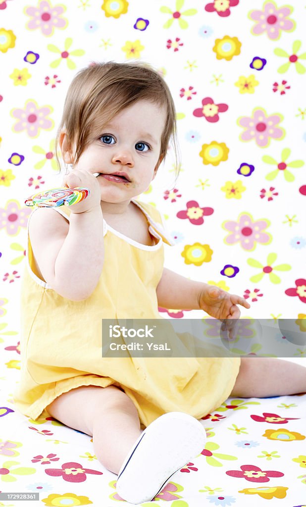 かわいい赤ちゃんに棒付きキャンディ - 1歳以上2歳未満のロイヤリティフリーストックフォト