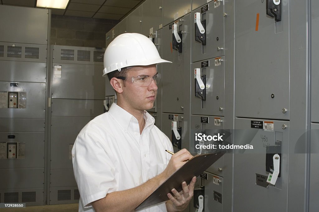 Инженер или Inspector - Стоковые фото Электрический щит роялти-фри
