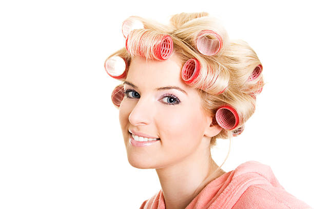 Jeune femme avec les cheveux de rouleaux - Photo