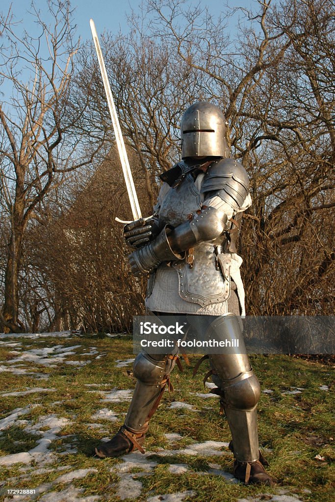 Chevalier médiéval posant - Photo de Chevalier en armure libre de droits
