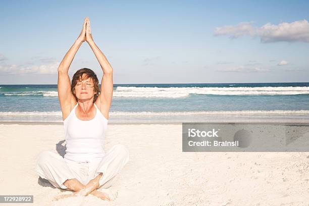 Lo Yoga - Fotografie stock e altre immagini di Adulto - Adulto, Adulto di mezza età, Adulto in età matura