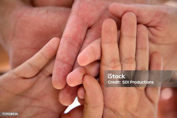 Photo libre de droit de Envers Renforcé Les Mains banque d'images et plus d'images libres de droit de Marée de mains tendues - Marée de mains tendues, Plein cadre, Toucher