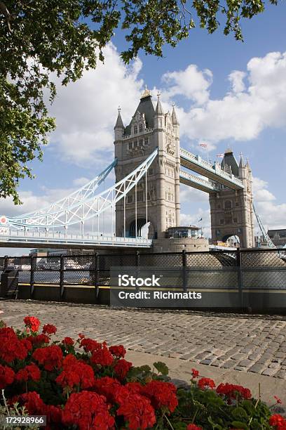 London Tower Bridge An Einem Sonnigen Tag Stockfoto und mehr Bilder von Alt - Alt, Architektur, Blau