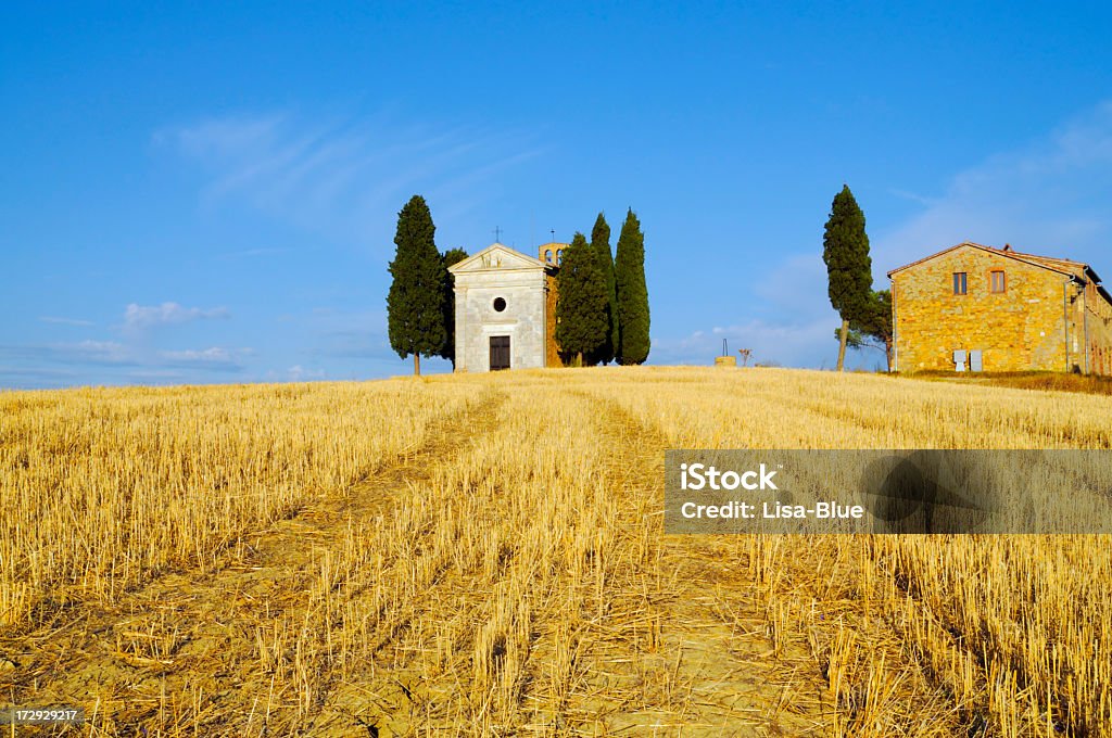 Trigo campo, Chapel y antigua casa rural - Foto de stock de Agricultura libre de derechos